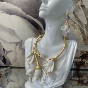 OSCAR DE LA RENTA Magnolia Resin Flower Necklace & Earrings (White & Gold)